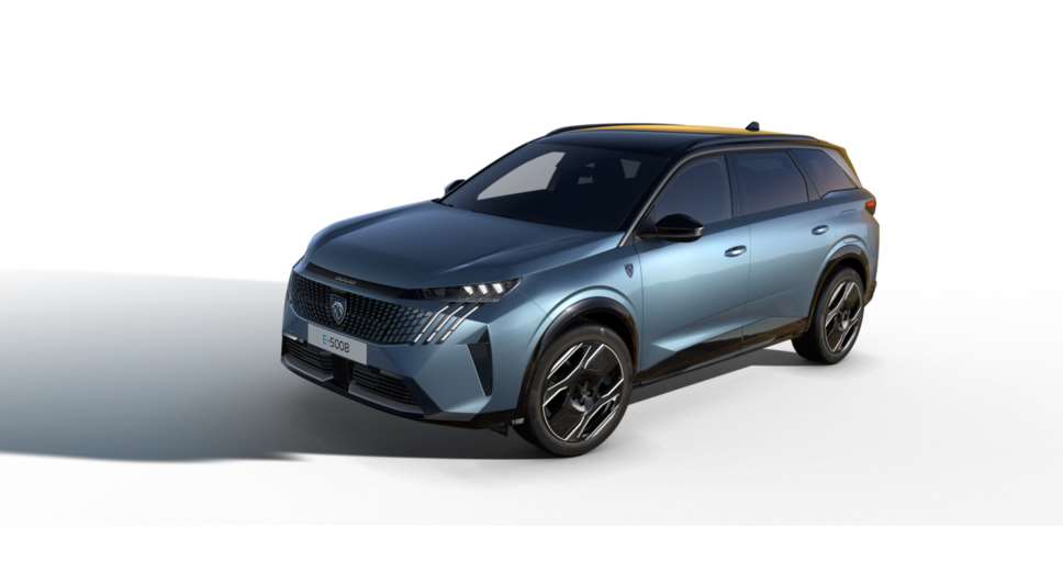 Ein modernes, blaues SUV mit stilvollem Design und scharfen Linien steht auf einem weißen Hintergrund. Das Fahrzeug hat große Räder, dunkle Fenster und ein markantes Frontgrill.